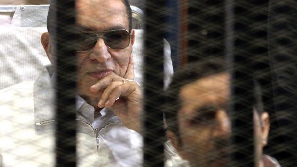 Hosni Mubarak przed sądem w kwietniu 2013 r.