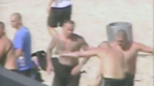 Zdjęcia z monitoringu miejskiego z bójki na plaży w Gdyni