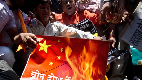 Indyjscy nacjonaliści palą flagę Chin w czasie protestu w Nowym Delhi