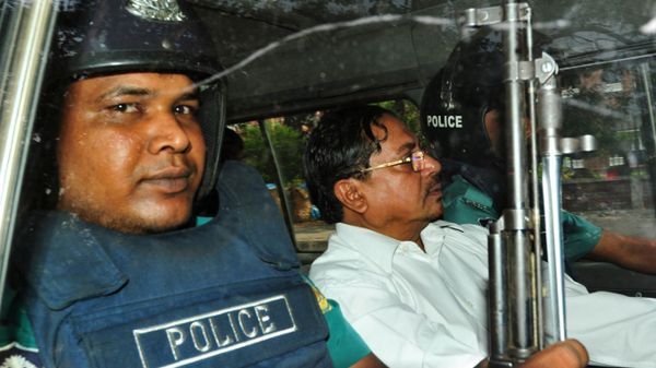 Kamaruzzaman w eskorcie policji