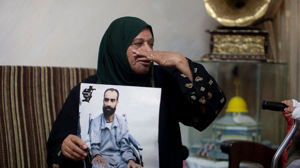 Layla Isawi trzyma zdjęcie syna