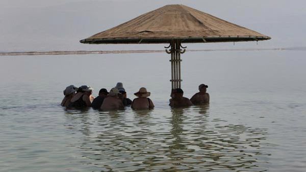 Turyści nad Morzem Martwym w Izraelu