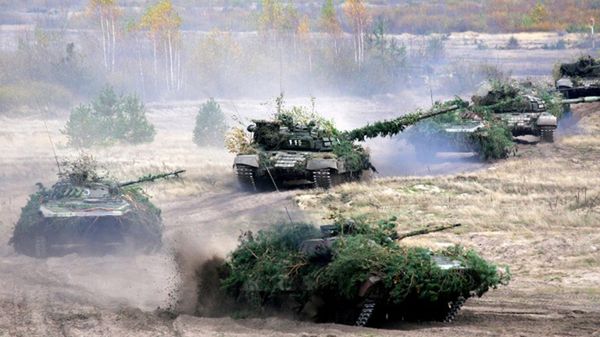 Białoruskie pojazdy pancerne w czasie ćwiczeń - zdjęcie z 2008 roku