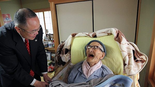 Jiroemon Kimura i burmistrz Kyotango Yasushi Nakayama