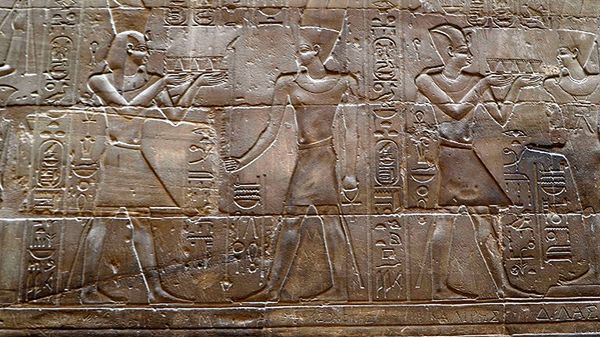 Fragment ściany, na którym znajdował się napis