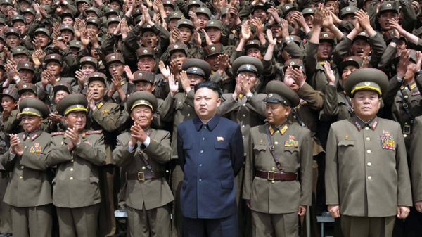 Kim Dzong Un w towarzystwie wojskowych