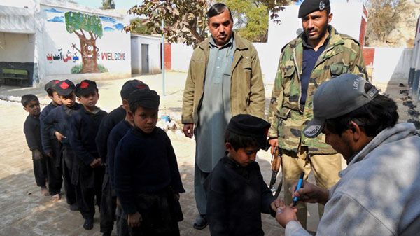 Akcja szczepienia przeciw polio w pakistańskiej szkole