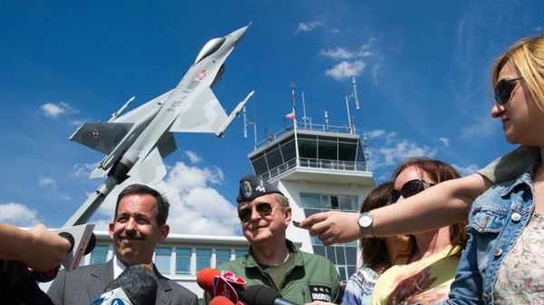 Ambasador USA Stephen Mull i dowódca Sił Powietrznych Lech Majewski