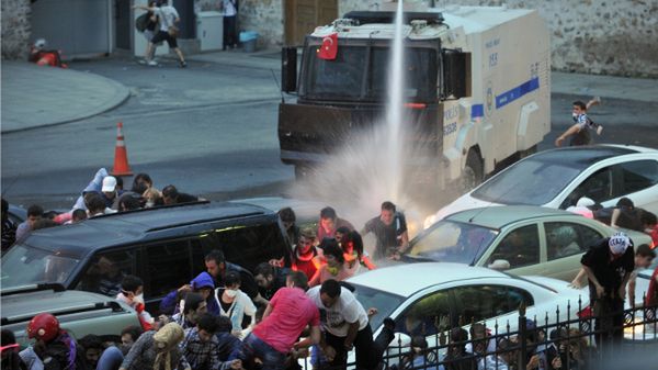 Policja rozpędza protestujących przed siedziba premiera, Stambuł