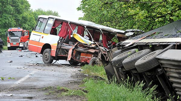 Miejsce wypadku, do którego doszło w sobotę na drodze krajowej nr 12 w miejscowości Ostrówek w woj. łódzkim