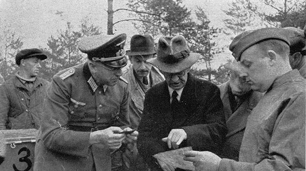 Były premier Polski Leon Kozłowski bierze udział w identyfikacji zwłok polskich oficerów wydobywanych z katyńskich grobów