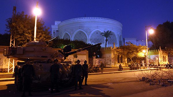 Czołg przed pałacem prezydenckim w Kairze