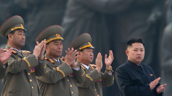 Kim Dzong Un, przywódca Korei Płn., w towarzystwie wojskowych