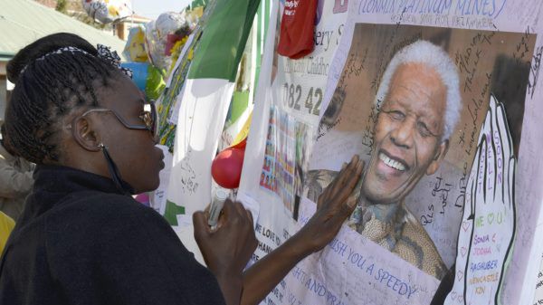 Przed szpitalem w Tshwane gromadzą się tłumy ludzi