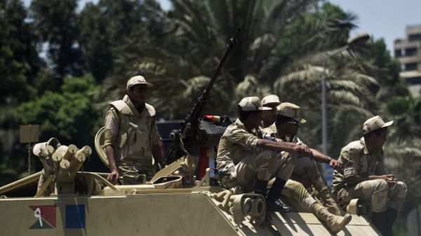 Egipskie wojsko na ulicach Kairu