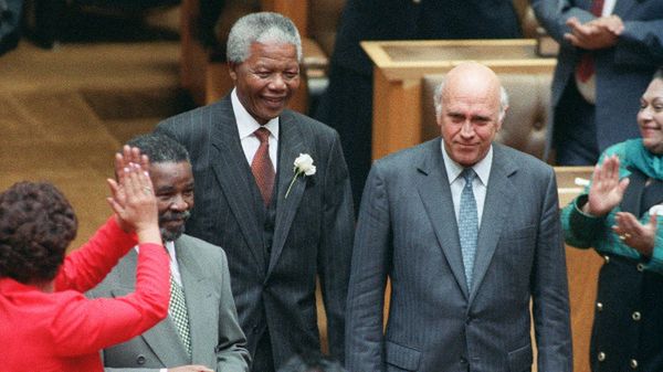 Mandela (wówczas prezydent elekt) i de Klerk, 1994 r.