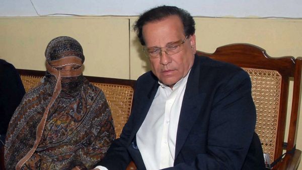 Asia Bibi z gubernatorem Salmanem Taseerem, który występował w jej obronie i przypłacił to życiem