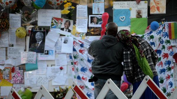 Życzenia pozostawione przed szpitalem, gdzie jest Mandela