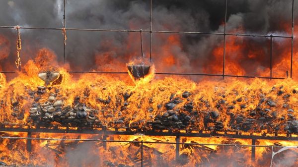 Część narkotyków spalono w Teheranie w obecności władz i mediów