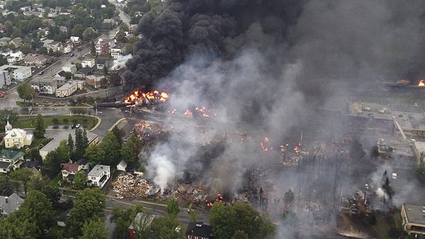 Dym, unoszący się nad miejscem katastrofy