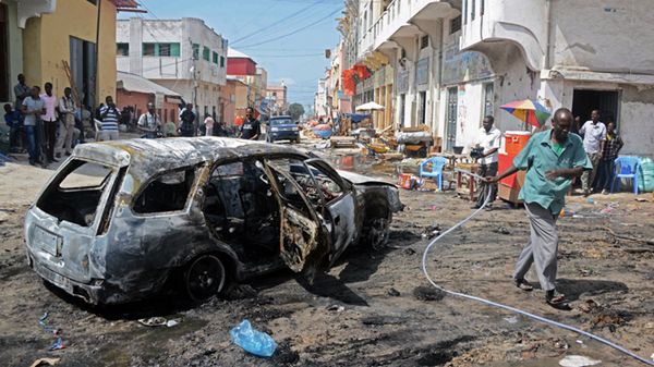 Wrak policyjnego auta po zamachu