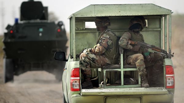 Nigeryjscy żołnierze na patrolu w prowincji Borno