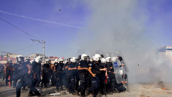 Oddziały policji w czasie akcji na placu Taksim