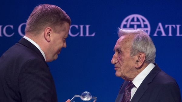 Maciej Witucki, prezes Orange Polska, przekazuje nagrodę Tadeuszowi Mazowieckiemu