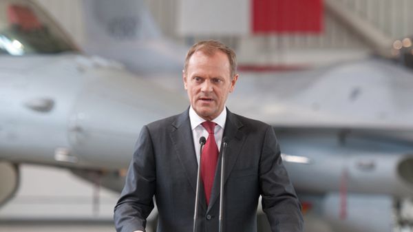 Donald Tusk na tle F-16