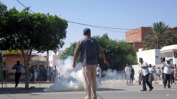 Do protestów i starć w Sidi Bouzid dochodzi od zabójstwa Mohameda Brahmiego