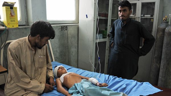 Afgański chłopiec, który ucierpiał w zamachu na cmentarzu