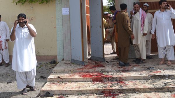 Obraz po zamachu przed meczetem w Kwecie