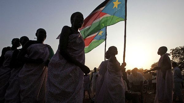 Kobiety z flagą Sudanu Południowego