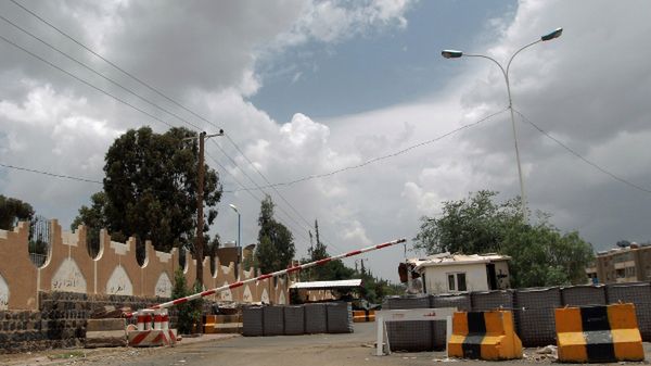 Punkt kontrolny przed wjazdem na teren ambasady USA w Jemenie, która została ewakuowana