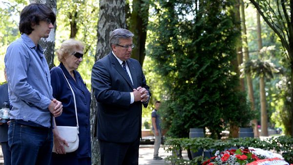 Prezydent Bronisław Komorowski w towarzystwie syna Piotra i cioci Heleny Wołłowicz składa kwiaty na grobach przywódców powstania i przed pomnikiem Gloria Victisw w 69. rocznicę wybuchu powstania warszawskiego