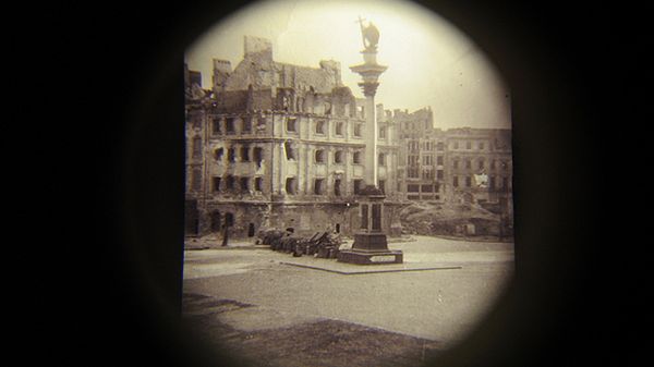 Barykada Placu Zamkowym na fotografii na wystawie "Obiektyw powstańczy - fotografie reporterów Biura Informacji i Propagandy AK z Powstania Warszawskiego" w warszawskim Fotoplastikonie