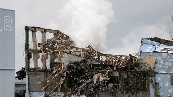 Fragment zawalonego budynku elektrowni w Fukushimie, 15 marca 2011 roku
