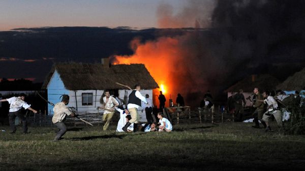 Aktorzy podczas rekonstrukcji historycznej "Wołyń 1943"