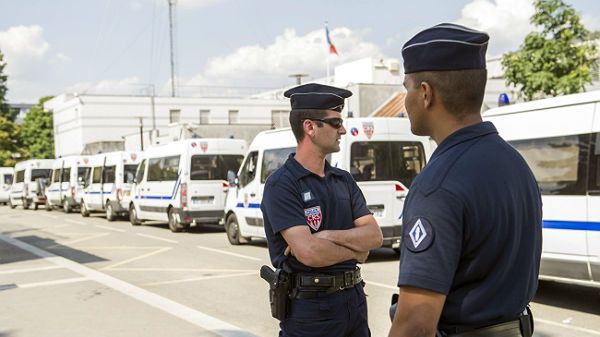 Francuska policja przed posterunkiem w Trappes