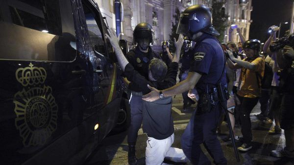 Demonstranci wdali się w walkę z policjantami