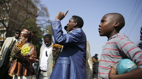 Modlitwy przed szpitalem, w którym przebywa Nelson Mandela