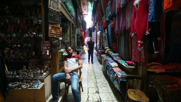 Targ w Kairze, zazwyczaj pełen kupujących - od czasu rewolucji Arabskiej Wiosny unikany przez turystów