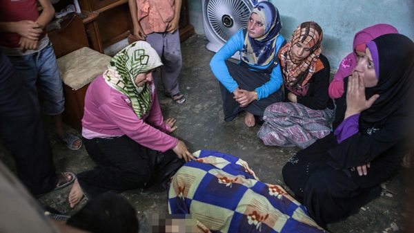 Rodzina nad ciałami zabitego rodzeństwa - 3-latka i 14-latki