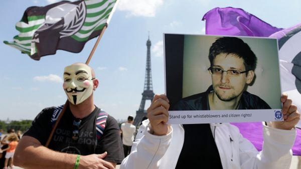 Demonstracja poparcia dla Snowdena w Paryżu