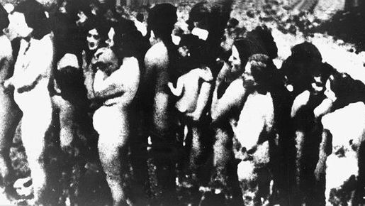 Nagie kobiety i dzieci stoją w kolejce do komór gazowych w obozie zagłady w Treblince