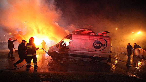 Strażacy gaszą podpalony wóz transmisyjny TVN24