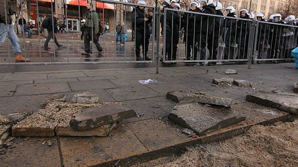 Uczestnicy zamieszek wyrywali kostkę chodnikową i rzucali nią w policjantów