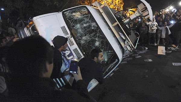 Demonstranci przewrócili wóz transmisyjny telewizji