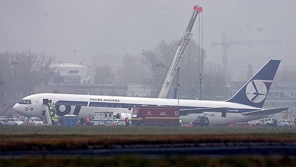 Prace przygotowujące do przesunięcia Boeinga z pasa lotniska