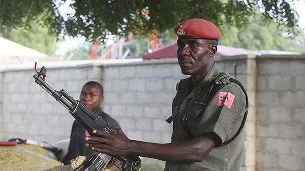 Nigeryjski policjant na posterunku